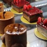 パティスリージラフ - ケーキショーケース