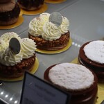 パティスリージラフ - ケーキショーケース