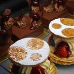 パティスリージラフ - ケーキショーケース
