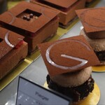 パティスリージラフ - ケーキショーケース