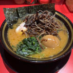 とらきち家 - ラーメン並固め、味玉、キクラゲ