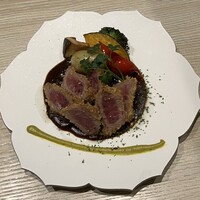 菅乃屋 銀座通り店 - レアカツ(馬肉)、桜のお皿がお洒落で可愛い