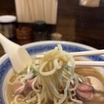 燦燦斗 - 麺は多加水のプリプリした中太