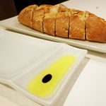 ジョンティ アッシュ - パンとオリーブオイル