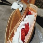 タキザワクレープ - 桜もちホイップにフレッシュ苺トッピング