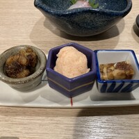 魚菜由良 鼎 - 前菜　小鉢3種(胡桃と鰹節の混ぜ物、蟹すり身明太子合わせ、穴子の煮こごり)