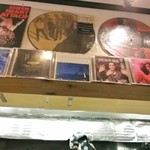 麺ぽーかろぅ - 店内はジェフ・ポーカロ所縁のCD等がディスプレイ！