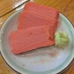 麺ぽーかろぅ - サービスで頂いたマグロ刺身風のアイス！