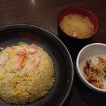 かにチャーハンの店 - かにかにチャーハン（かに味噌汁付）（710円）＋鶏唐揚げ（＋100円）