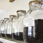 沖縄セラードコーヒー - 焙煎された豆が並びます