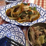 ティーヌン - まずはレモングラス炒め。