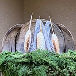 徳ㇵ本也 - 焼き場でこんがり焼かれたきりたんぽ