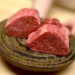 徳ㇵ本也 - ❽宮崎牛のフィレの炭火焼き
      〜ふきのとうの佃煮は苦味を残す野性味が春を感じ、宮崎牛のふくよかな味わいにアクセント