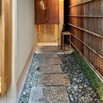 徳ㇵ本也 - 玄関アプローチ