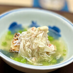 徳ㇵ本也 - ❷ 間人蟹のうすい豆の餡かけ
      〜焼き場でこんがり焼かれたきりたんぽ。そこに生姜の効いたうすい豆の餡掛けとたっぷりの間人蟹