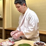 徳ㇵ本也 - ⓮桜餅、お抹茶
      〜目の前でのご主人手作りの桜餅は柔らかく春らしい