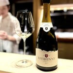 多仁本 - 全部、飲みかけのグラスを並べていますが、実際はもっと注いでいただいています(^^)
      こちらは、スッとキレが良くて、鯛の品のある旨味を邪魔しません。
      目立ちはしませんが、主張を抑えたいいペアリング。