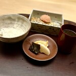 徳ㇵ本也 - ❾能登の焼き鰯の明太のせ、ご飯、味噌汁、香の物
      〜丸々とした鰯はふっくらと鮮度抜群、明太子の旨味ある塩味が効いてご飯が美味い