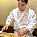 徳ㇵ本也 - まな板に赤貝を叩きつける