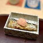 徳ㇵ本也 - ❾能登の焼き鰯の明太のせ、ご飯、味噌汁、香の物
      〜丸々とした鰯はふっくらと鮮度抜群、明太子の旨味ある塩味が効いてご飯が美味い