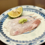 徳ㇵ本也 - ❹お造り
      〜薄造りの真鯛は、明石の鶴谷さん"鶴一抜群締め"の真鯛。噂通りのモチっとした鯛の旨味には驚き