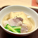 徳ㇵ本也 - ➓ 猪肉とお揚げのうどん
      〜福井産の猪肉とお揚げの脂で濃くのある出汁で頂くうどん。クレソンを添えて