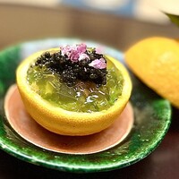 徳ㇵ本也 - ❶先付け
                    〜美しいビジュアルの和歌山産の三宝柑の器。蓋を開けるとキラキラとした三宝柑のジュレの中には、蛍烏賊、平貝、九条葱、菜の花梅肉和えにキャビアのせ