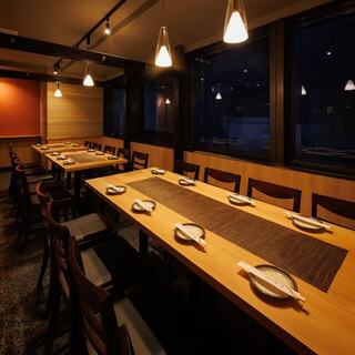 和モダンな雰囲気の大人の酒場。完全個室完備しております。