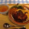 洋食屋サンセット - オムライスにナポリタンをトッピング