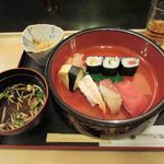 祇園寿司 - バルメニューは寿し盛合せ＋1品＋赤出し 500円
      とっても豪華です！
      これで500円なんて、超お値打ちだよね。