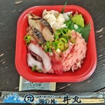 海鮮丼。丼丸 - 日替わり丼700円（普通盛り）
