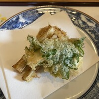 天婦羅ほり川 ホテルニューオータニ店 - 鯛しそチーズ、小玉葱、新牛蒡の天ぷら