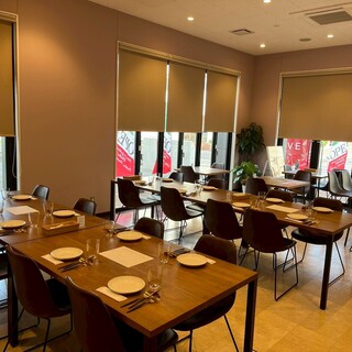 カウンターとテーブル席でゆったり◎貸切利用も可能な広々空間