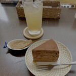 バルバルキッチンアメリ - チョコレートケーキ(¥400)アップルジュース(¥200)