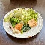 バルバルキッチンアメリ - いつものランチサラダ
      最近ちょっと色合い的に寂しいような…