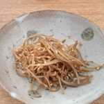 木陰 - 繊細な牛蒡の処理