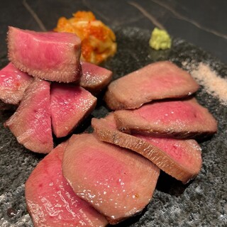 極上の牛タンローストビーフで、厳選部位の旨味を味わい尽くす