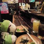 Isemo Nizakaya Dadakko - バルメニューは、ハーフ伊勢うどん＋1ドリンク
      ドリンクはグレープフルーツジュースとウーロン茶に。
      
      伊勢うどんは三重県伊勢市あたりで食べられているうどんで、
      こちらのお店の名物料理なんだよ。