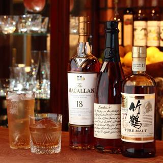 350種類以上のウィスキーの品揃えからお好きな一杯を