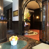 サバティーニ・ディ・フィレンツェ 東京店 - 入り口の花は生花