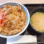 吉野家 - 料理写真:牛丼と味噌汁