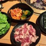 炭火焼肉 食べ放題 カルビ市場 - 
