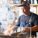 博多料理 もつ鍋 とりふく - 地鶏もも炙り　料理シーン2