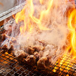 博多料理 もつ鍋 とりふく - 地鶏もも炙り　料理シーン1