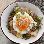 とりそば 下地橋 - ぶた黄身丼530円