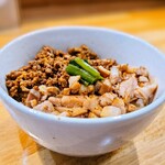 麦の寅GACHISOBADOJO - 肉飯
      400円税込み