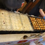 あっちち本舗 道頓堀店 - 上手にコロコロと丸くしていく工程はさすがです！