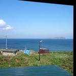 窓からは焼尻島が見える