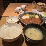 やよい軒 - 料理写真:味噌かつ煮定食 940円(税込)