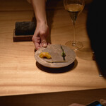 スカラ - 樹齢400年の楠木カウンターとアミューズ